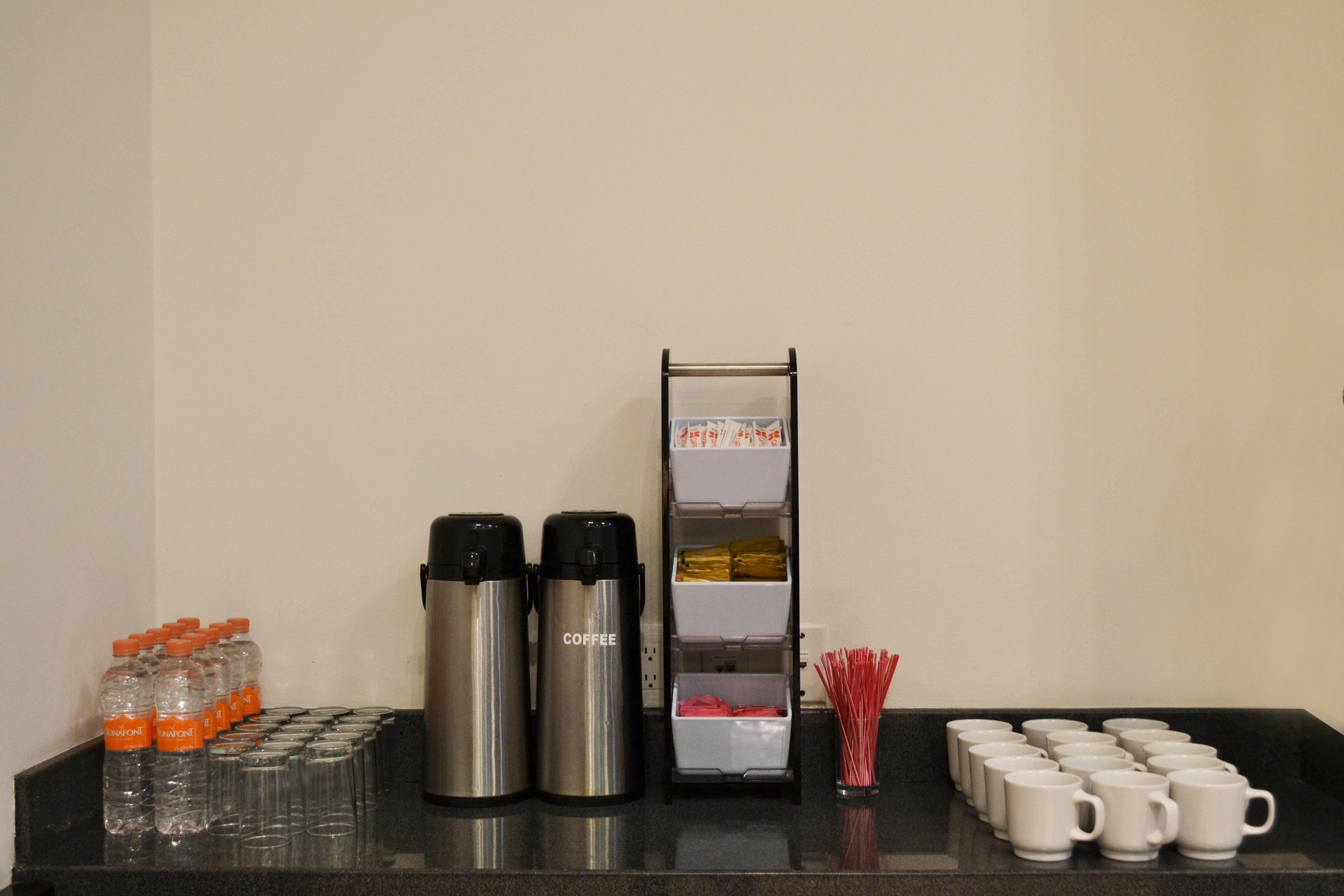 Holiday Inn Express Guaymas By Ihg Екстериор снимка Coffee station