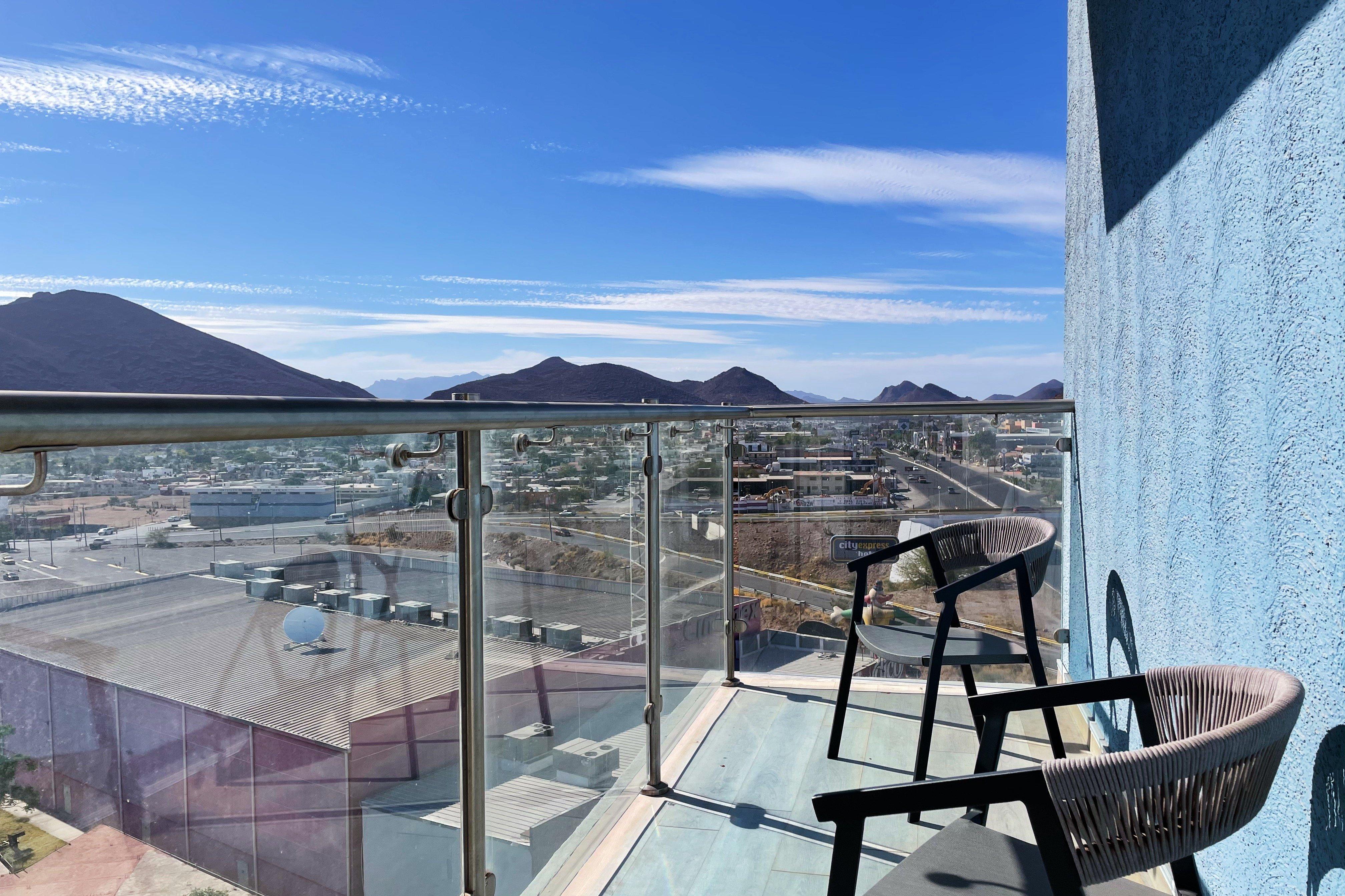 Holiday Inn Express Guaymas By Ihg Екстериор снимка View from the balcony of a suite at the M Resort