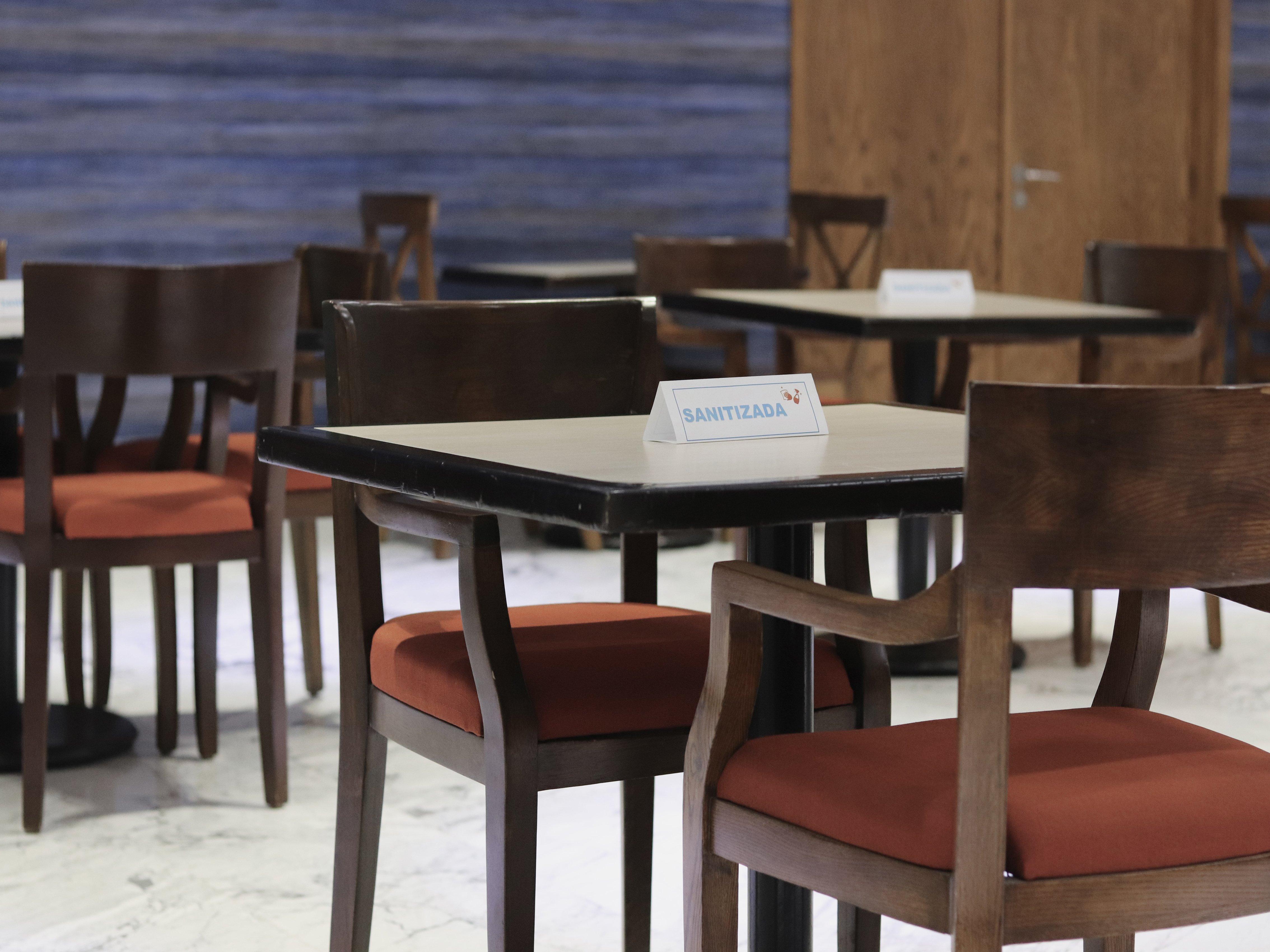 Holiday Inn Express Guaymas By Ihg Екстериор снимка A table and chairs