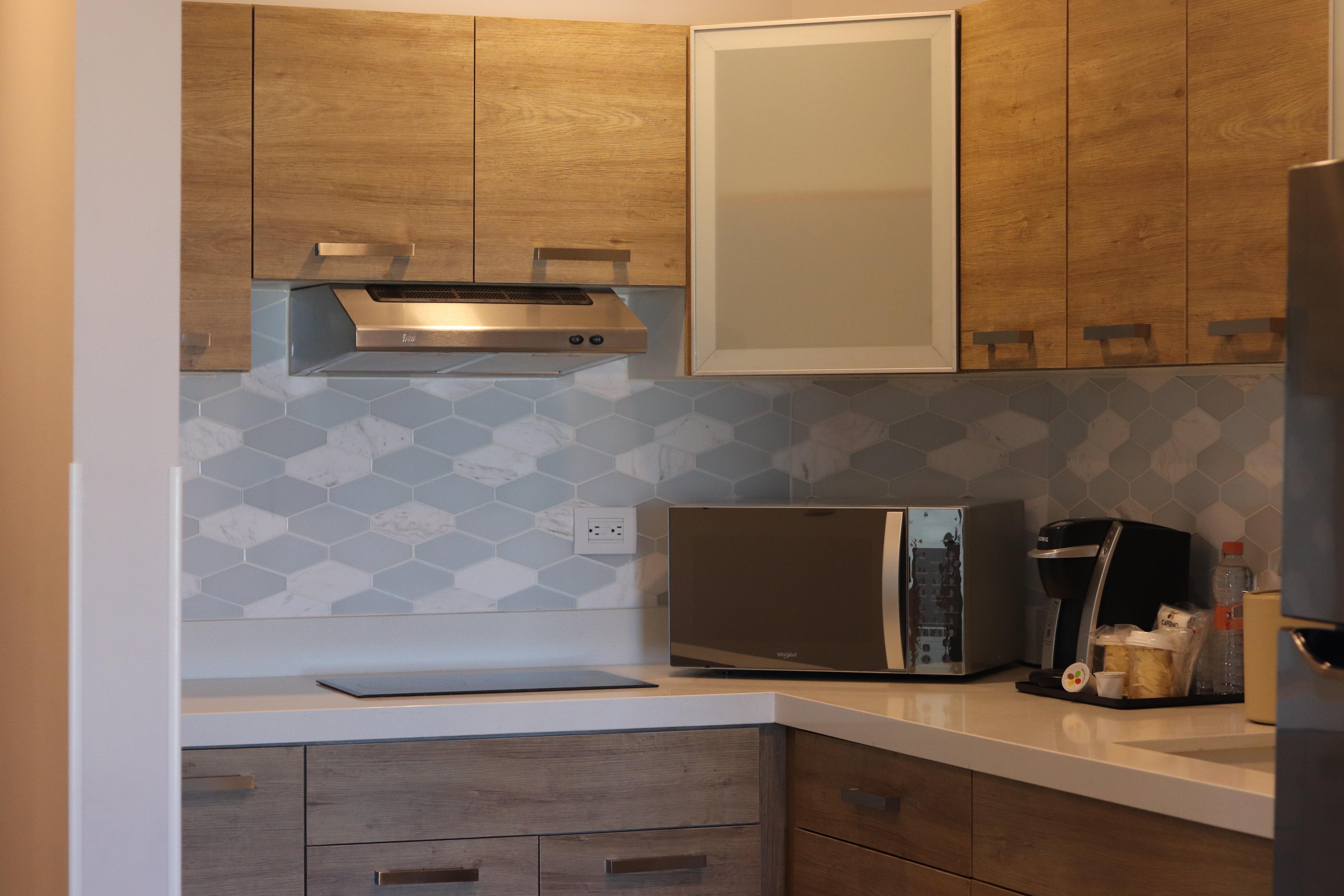 Holiday Inn Express Guaymas By Ihg Екстериор снимка A kitchen with a microwave oven