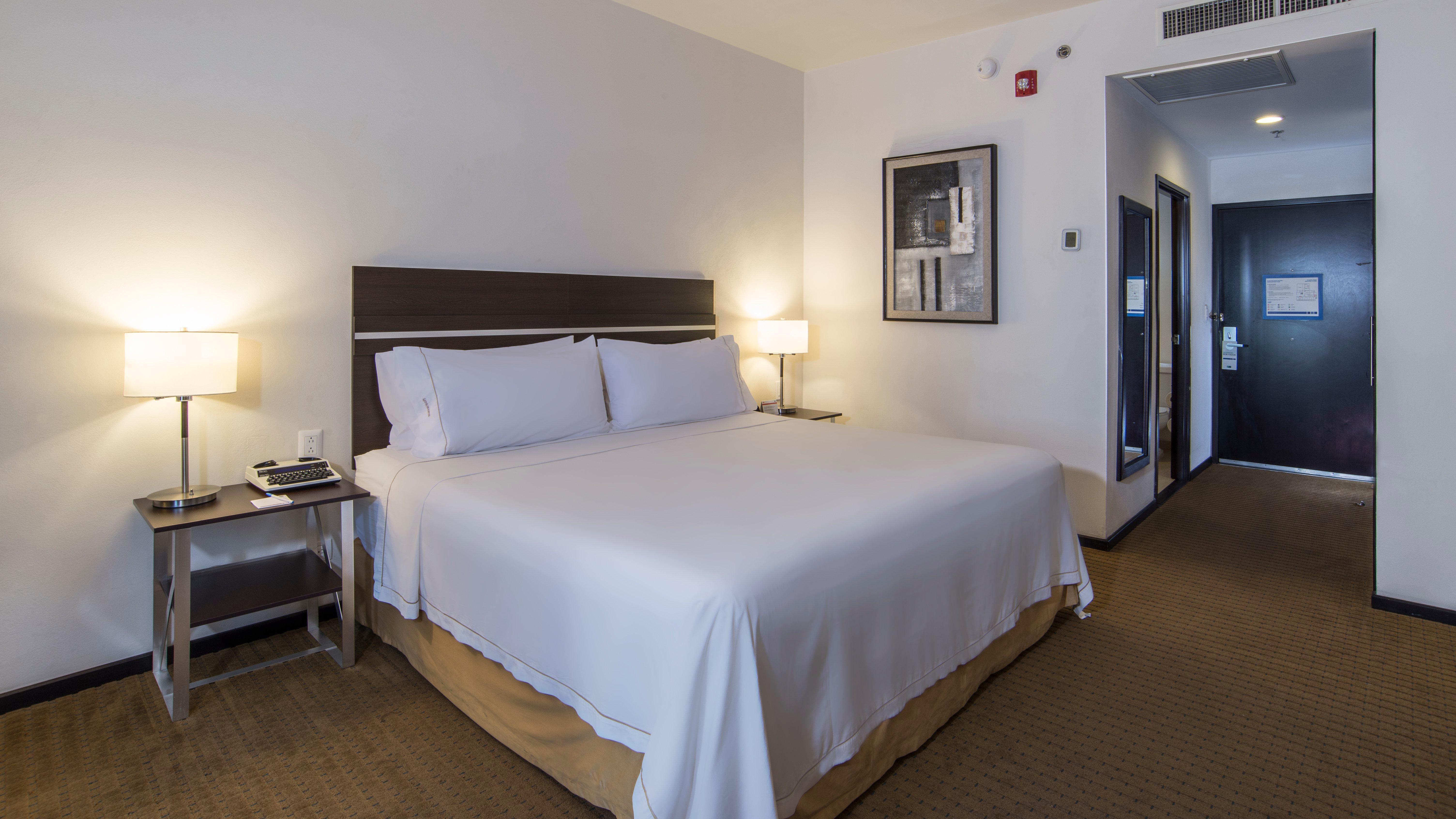 Holiday Inn Express Guaymas By Ihg Екстериор снимка A room at the Hilton Garden Inn in San Francisco